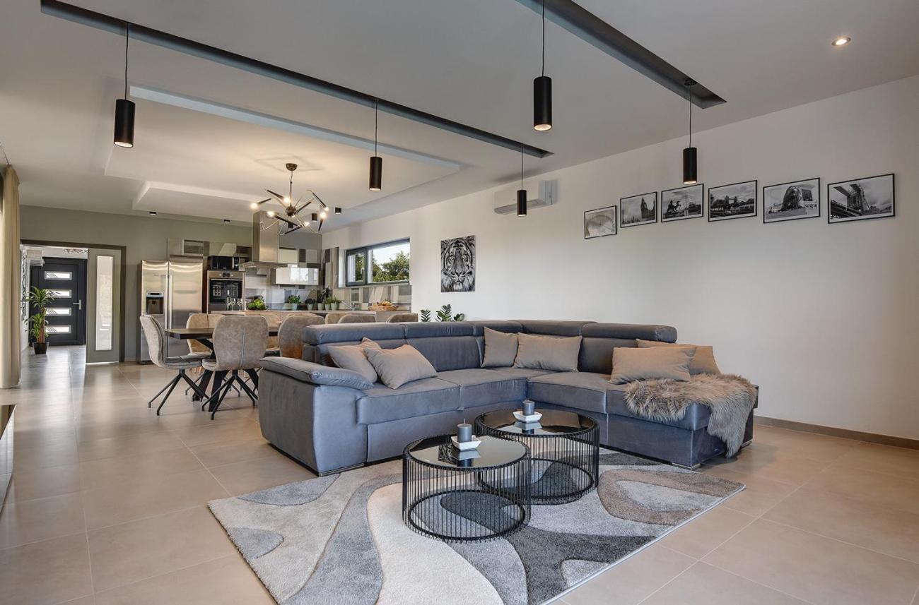 Villa Ula In Pula With Heated Pool And Sauna Экстерьер фото